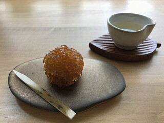 빈티지 접시에 담은 반짝이는 전통 일본 화과자 네리끼리(앙금과자)