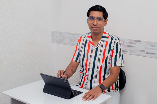 Profesor interactuando con tableta de trabajo