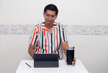 Joven viendo  su tablet de estudio