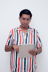 Joven viendo  su tablet de estudio