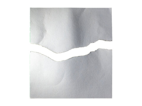 Folha de papel branca rasgada ao meio, com bordas irregulares e textura vis&iacute;vel, isolada sobre fundo transparente, ideal para uso em composi&ccedil;&otilde;es criativas, montagens ou conceitos de separa&ccedil;&atilde;o.