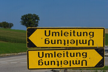 Fototapeta premium Umleitung sorgt für Verwirrung - Verkehrschilder Richtungspfeil