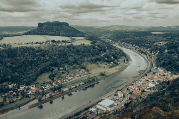 Widok z twierdzy Konigstein na Łabie, miasta Konigstein i Lilienstein; Szwajcaria Saksońska; Niemcy