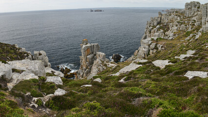 vue panoramique sur les falaises de la côte de la presqu'île de Crozon en Bretagne