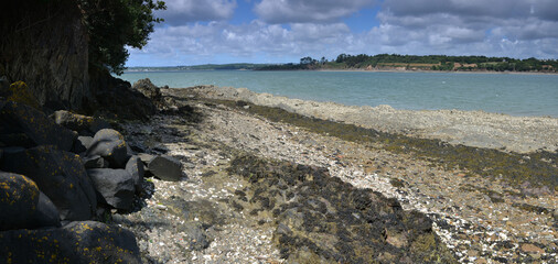 Vue panoramique sur une côte de la rade de Brest en Bretagne, joli ciel et paysage d'été.