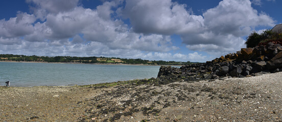 Vue panoramique sur une côte de la rade de Brest en Bretagne, joli ciel et paysage d'été.