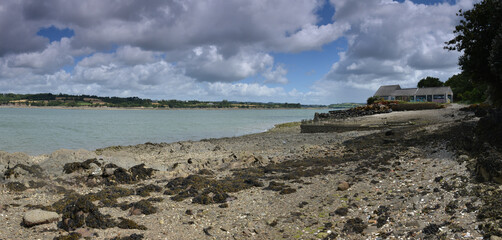 Vue panoramique sur une côte de la rade de Brest en Bretagne, joli ciel et paysage d'été.