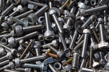 たくさんのボルトとネジ類