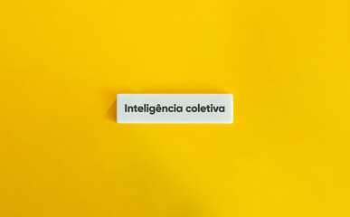 Inteligência coletiva em fundo amarelo minimalista