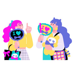 推し活グッズを持って話をするポップなカラーの女性のイラスト