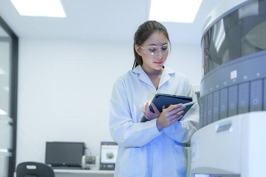 A laboratory manager reviews the entire workflow, using a tablet to analyze data from microscopy and a high-throughput analyzer, optimizing the process for maximum efficiency.
