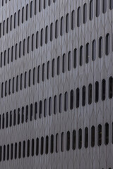 高層ビルの規則的に並んでいる窓