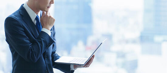 パソコンを使う40代の会社員