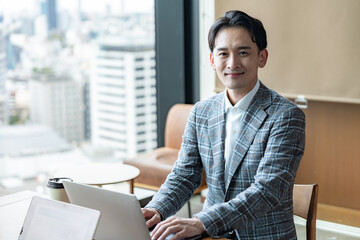パソコンを使ってデータを確認するビジネスマン