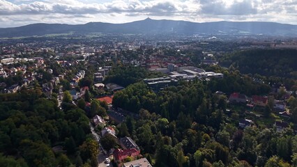 Obraz premium A stunning Aerial View showcasing an Urban Landscape, beautifully framed by Natures bounty