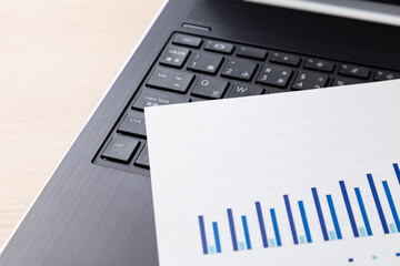 ラップトップとグラフ