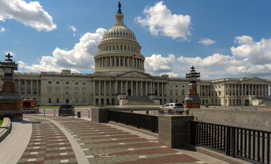 Obraz premium Washington DC federal landmark. United States Capitol architecture. Congress building in the capital. American government house. Flag waving at Capitol Hill. Famous Washington DC monument.