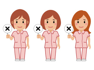 不正解の札を上げるピンクの制服の女性看護師
