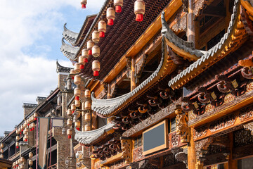 Obraz premium Traditional Chinese architectural building with hanging lanterns