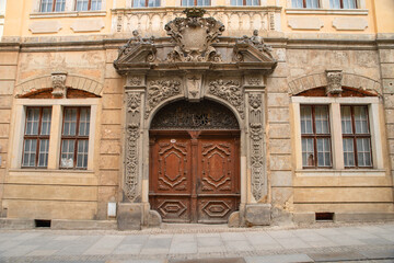 Historisches Torportal in Zittau, Sachsen – reich verziert mit Ornamenten und Holzflügeltür.
Barocke Architektur mit feinen Steinmetzarbeiten, Symbol für vergangene Handwerkskunst.