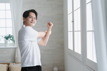 Tシャツを着た若い男性　ライフスタイルイメージ
