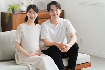 リビングのソファーでくつろぐ夫婦　ライフスタイルイメージ