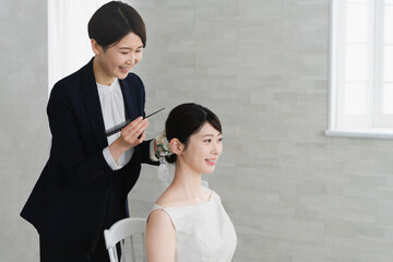 ヘアメイクをされている新婦　ウエディングイメージ