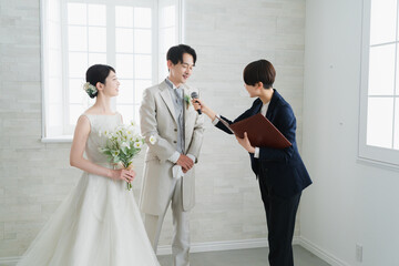 新郎新婦と披露宴の司会　ウエディングイメージ