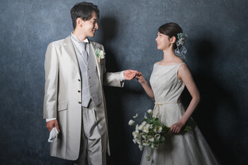 寄り添う新郎新婦　ウエディングイメージ