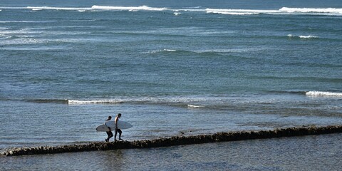Surfeurs sur les rochers