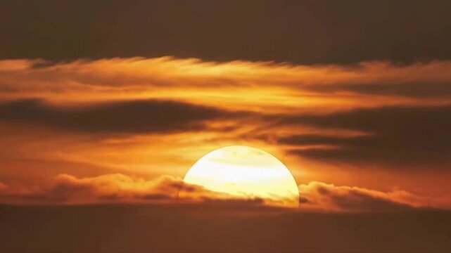 Super telephoto close-up, the scorching golden sun descends in real time from the dramatic clouds