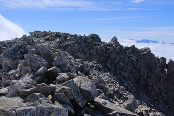 北アルプス、岩塊溢れる前穂高岳の広い山頂