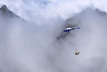 北アルプス、荷揚げをするヘリコプター