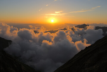 北アルプス、穂高岳山荘から望む夕陽と雲海