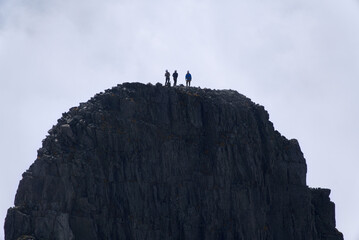 北アルプス、奥穂高岳から望むジャンダルムと登山者