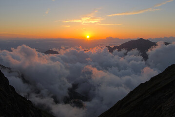 北アルプス、穂高岳山荘から望む夕陽と笠ヶ岳