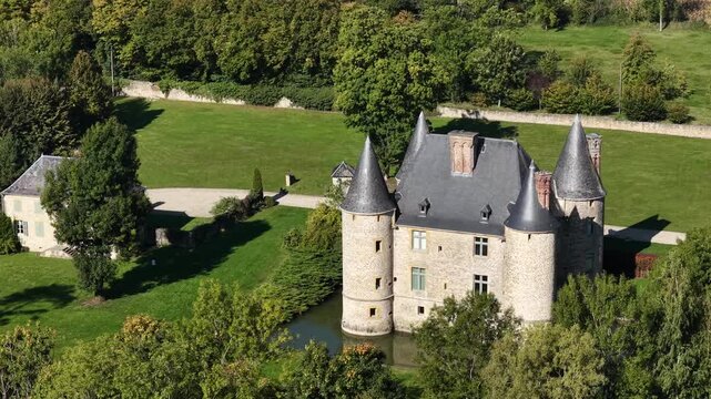 Vue a&eacute;rienne du ch&acirc;teau de Landreville, une ancienne maison forte du XVIe si&egrave;cle, qui se dresse sur la commune fran&ccedil;aise de Bayonville dans le d&eacute;partement des Ardennes