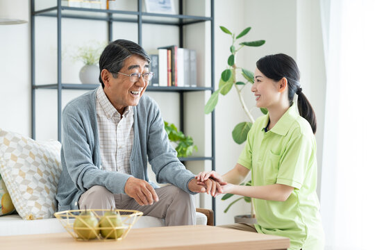 介護福祉士とシニアの男性