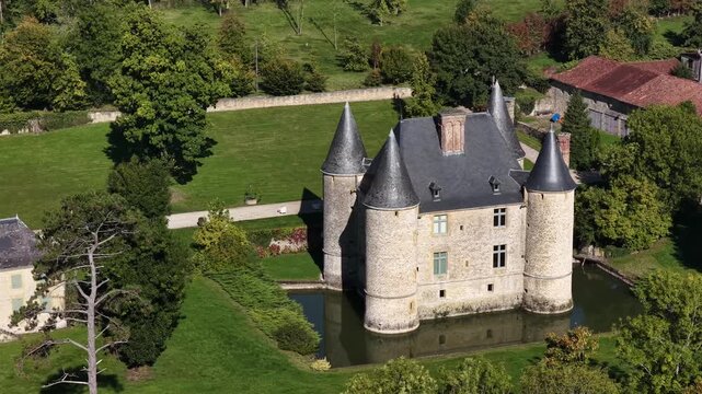Vue a&eacute;rienne du ch&acirc;teau de Landreville, une ancienne maison forte du XVIe si&egrave;cle, qui se dresse sur la commune fran&ccedil;aise de Bayonville dans le d&eacute;partement des Ardennes