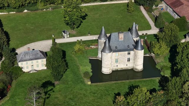Vue a&eacute;rienne du ch&acirc;teau de Landreville, une ancienne maison forte du XVIe si&egrave;cle, qui se dresse sur la commune fran&ccedil;aise de Bayonville dans le d&eacute;partement des Ardennes