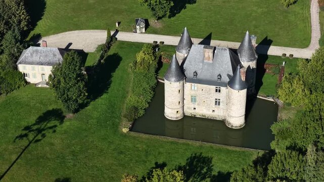 Vue a&eacute;rienne du ch&acirc;teau de Landreville, une ancienne maison forte du XVIe si&egrave;cle, qui se dresse sur la commune fran&ccedil;aise de Bayonville dans le d&eacute;partement des Ardennes