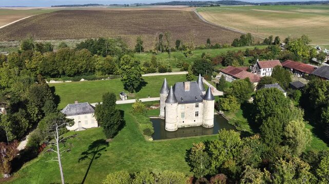 Vue a&eacute;rienne du ch&acirc;teau de Landreville, une ancienne maison forte du XVIe si&egrave;cle, qui se dresse sur la commune fran&ccedil;aise de Bayonville dans le d&eacute;partement des Ardennes