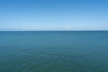 Obraz premium Voilier à l’horizon – Vue paisible depuis Saint-Martin-de-Ré, Île de Ré