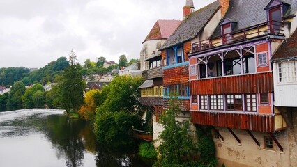 Obraz premium Maisons typiques au bord de la rivière Creuse dans la ville d’Argenton-sur-Creuse dans l’Indre. En région Centre Val de Loire France Europe