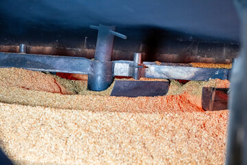After sesame seeds are harvested, they are first roasted. Then, sesame oil and tahini are extracted using a machine with water. 