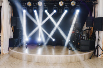Dynamic lighting set for a live performance at the event venue