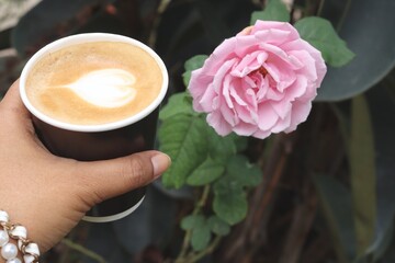  Heart latte art in coffee cup on hand