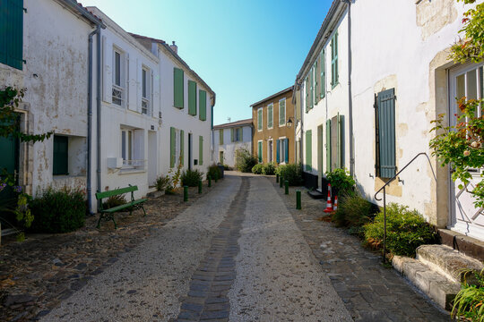 Fototapeta The quaint rural village streets of La Flotte, showing old houses and winding lanes
