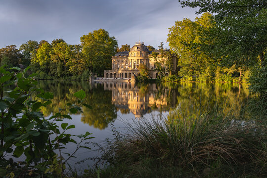 Seeschloss Monrepos im Licht der Abendsonne spiegelt sich im Wasser