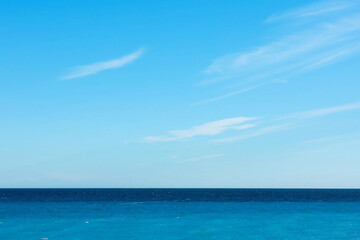 Obraz premium Beautiful view of wavy sea and people parasailing on sunny day